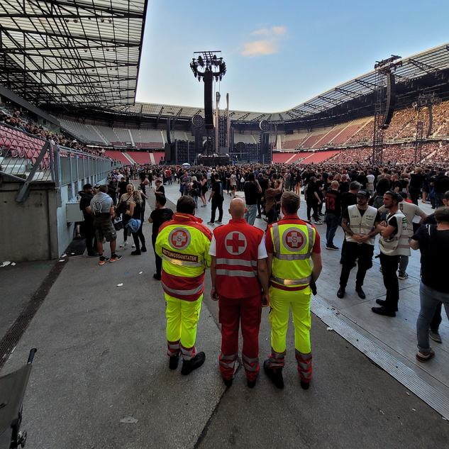 Sanitär bei Sanitätsdienst während Stadionkonzert
