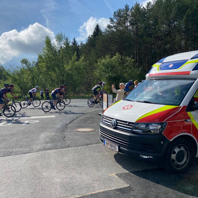 Rettungswagen bei einem Radrennen