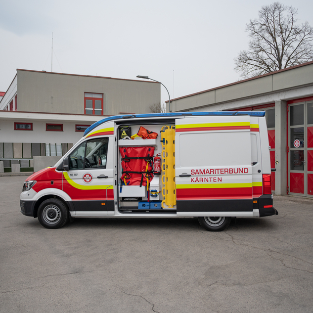 Rettungswagen mit geöffneter Seitentür