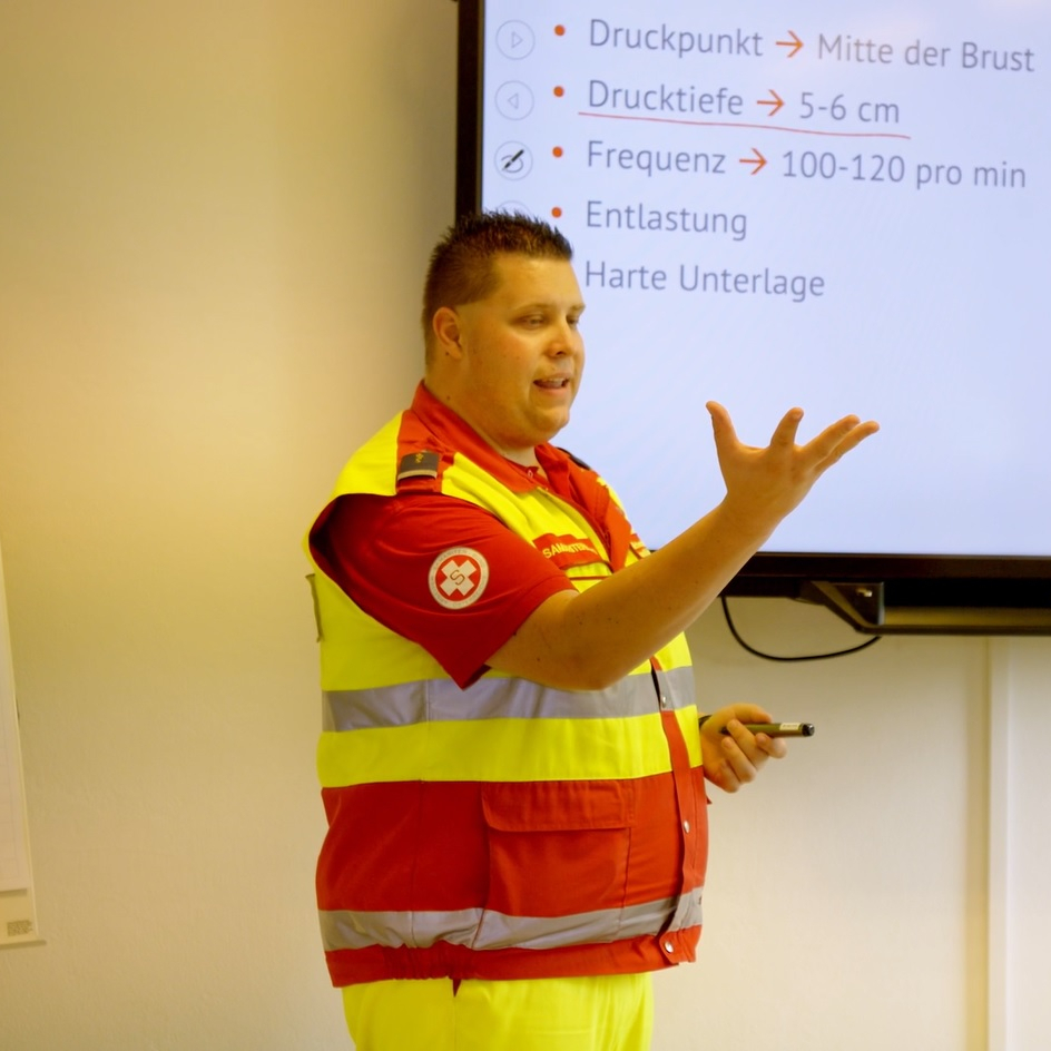 Erste-Hilfe-Trainer in Samariterbund-Unifrom erklärt