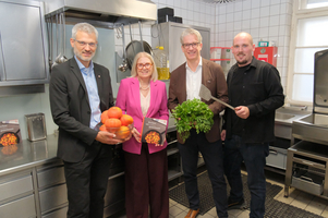 Präsentation des neuen Suppentopf-Kochbuchs in der neuen Küche des Wiener Samariterbundes. Am Bild GF Oliver Löhlein, Präsidentin Susanne Drapalik und Chefkoch Tobias Aistleitner mit Guido Jestädt von Partner BAWAG Gruppe.