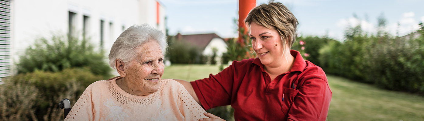 Bewohnerin eines Pflegekompetenzzentrums mit Betreuerin