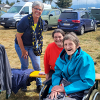 Brigitte mit Tochter und Wunschfahrt-Begleiterin auf Flugshow