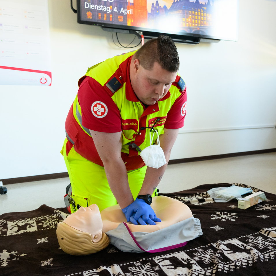 Erste-Hilfe-Trainer demonstriert erste Herzdruckmassage