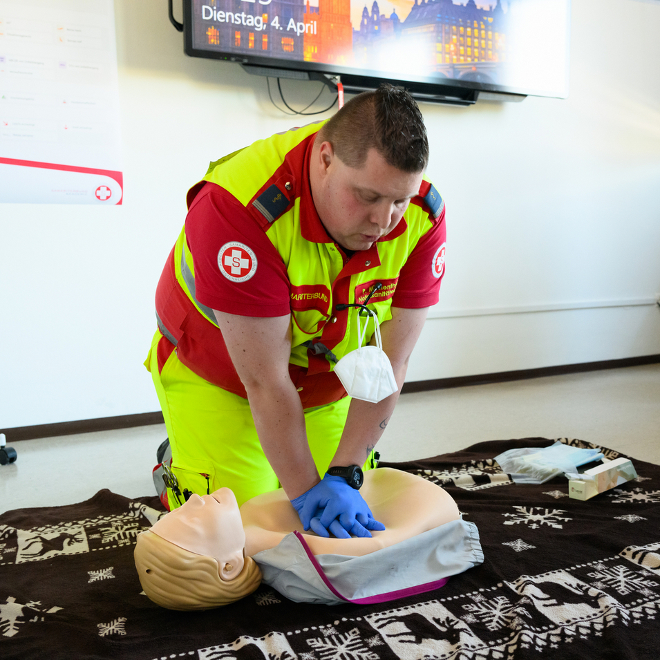 Erste-Hilfe-Trainer demonstriert erste Herzdruckmassage