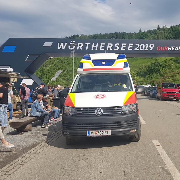 Rettungswagen bei einer Sportveranstaltung