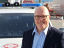 Albert Schwarz vor einem Rettungswagen
