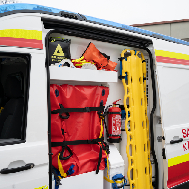 Ausrüstung Rettungswagen in Seitentür