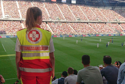 Samariterbund-Sanitäterin im vollen Fußballstadion