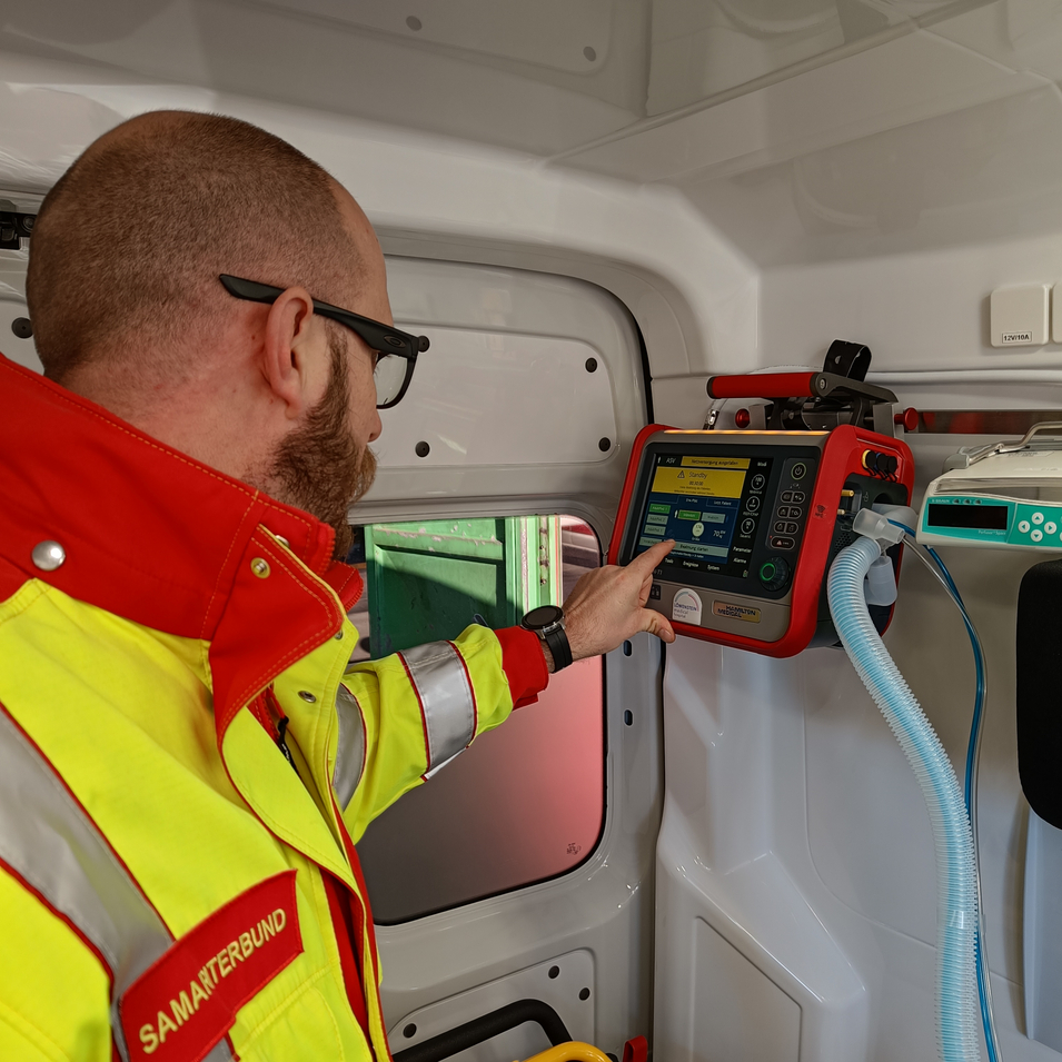 Samariterbund-Notfallsanitäter bedient Geräte im Rettungswagen