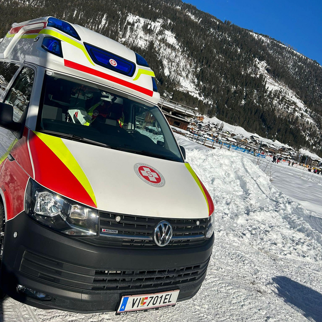 geparkter Rettungswagen in winterlicher Landschaft