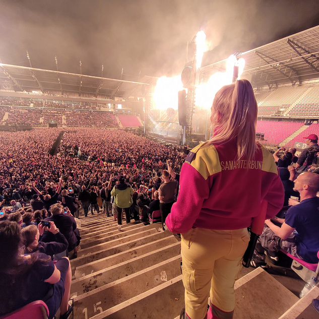 Samariterbund-Sanitäterin bei einem Konzert
